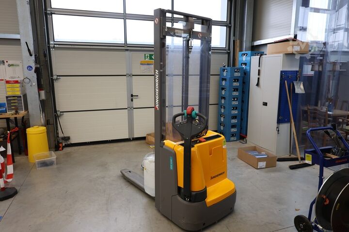Zlagalec palet Jungheinrich EJC 110