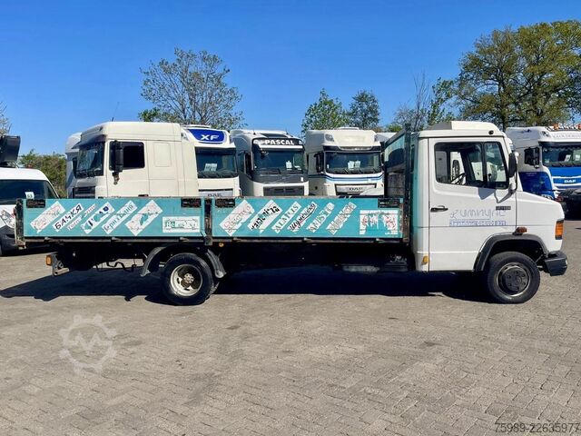 Платформа за зареждане Mercedes-Benz 711 D open truck. 5.10 m long cargo, 3 seats. V...