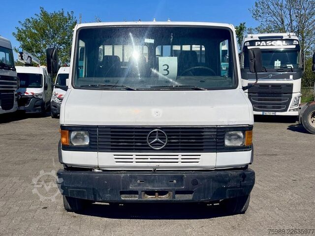 Платформа за зареждане Mercedes-Benz 711 D open truck. 5.10 m long cargo, 3 seats. V...