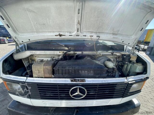Платформа за зареждане Mercedes-Benz 711 D open truck. 5.10 m long cargo, 3 seats. V...