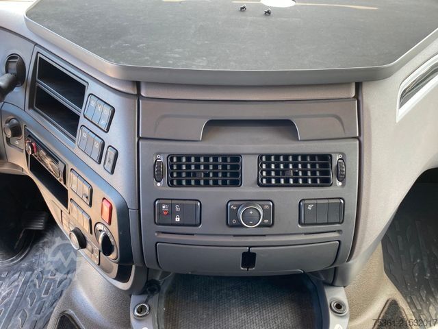 Truck mounted crane DAF XF 530 FAN 6X2 Baustoffpritsche mit HYVA HC213E3