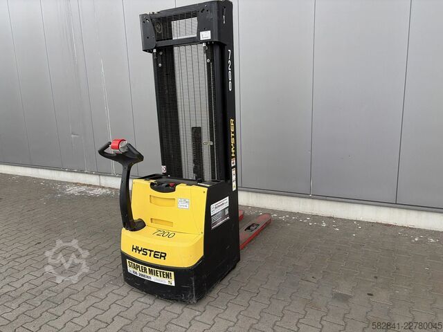Apilador eléctrico de conductor acompañante HYSTER S1.4