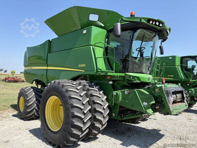 Combine harvester John Deere S680