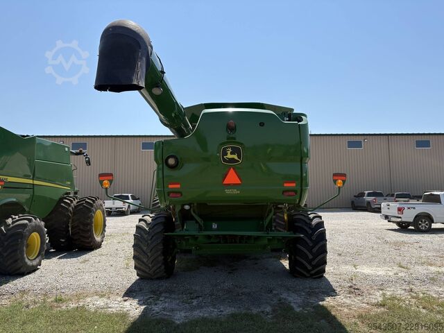 Combine harvester John Deere S680