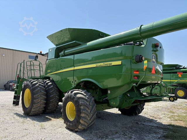 Combine harvester John Deere S680