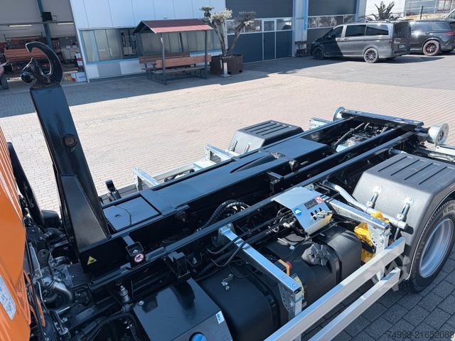 Tipper van FUSO Canter 7C18 Abrollkipper  kurzer Radstand 2800mm