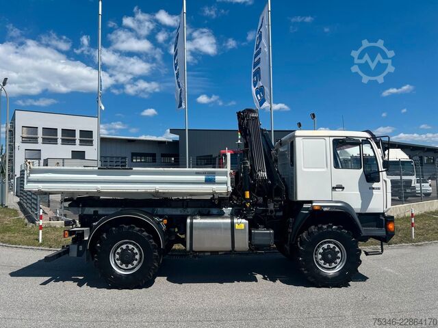 Crane yang terpasang pada truk MAN L90 18.284 4x4 LOF Kipper/Kran/47 tkm/HA gelenkt