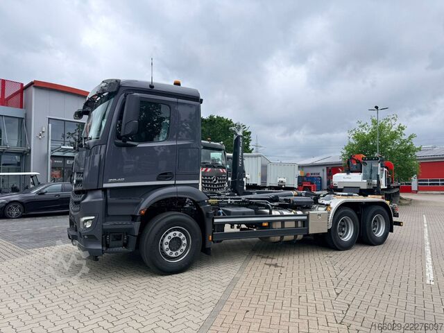 Camión portacontenedores de gancho MERCEDES-BENZ Arocs 2848 6x4 Abrollkipper Meiler RS21.65