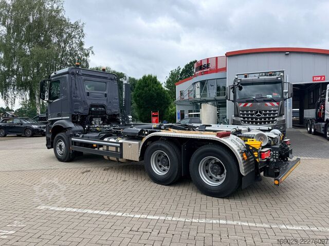 Camión portacontenedores de gancho MERCEDES-BENZ Arocs 2848 6x4 Abrollkipper Meiler RS21.65