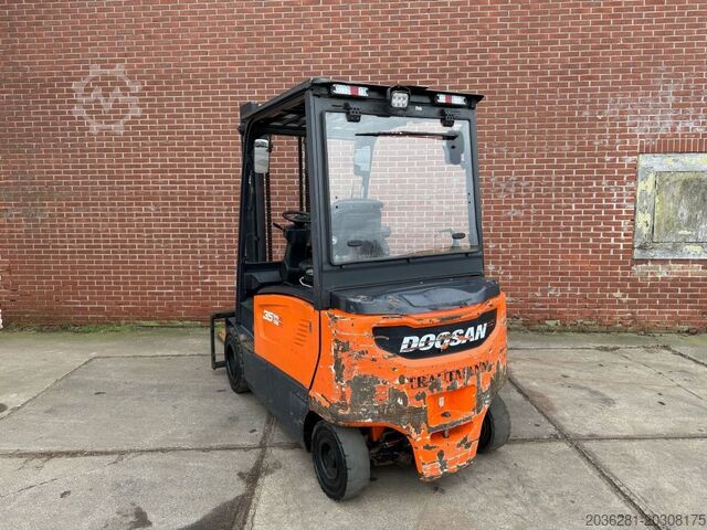 Stivuitor electric cu 4 roți Doosan B35X-7