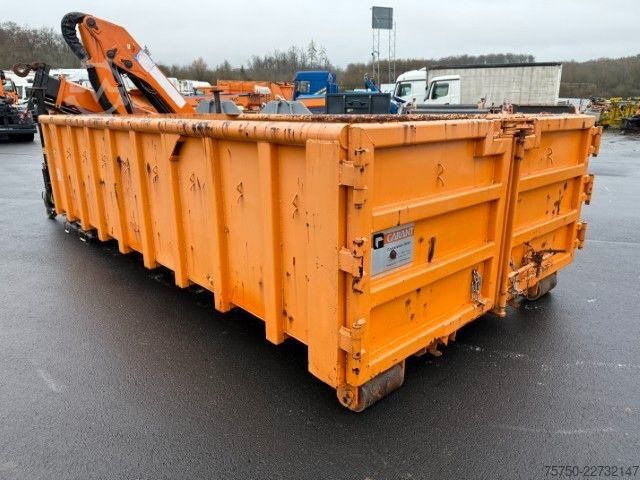 Camión portacontenedores de gancho Garant Abrollmulde mit HMF Kran + Funk