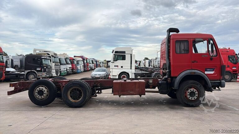 แชสซีพร้อมห้องโดยสารคนขับ Mercedes-Benz SK 2233 (GRAND PONT / V8 AVEC 2X TURBO / BIG AXLE)