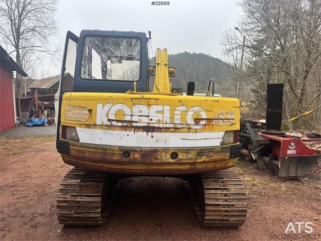Rupsgraafmachine Kobelco SK60 crawler excavator with bucket