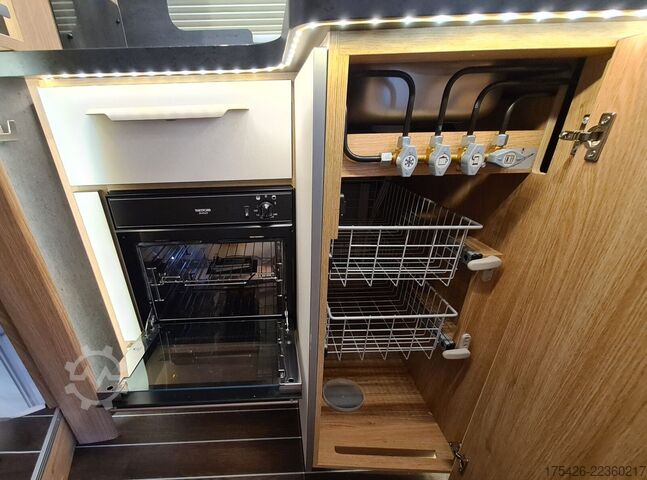 Halvintegrerad husbil KNAUS Sky Ti PLATINUM SELECTION 700 MEG *Care-Drive*