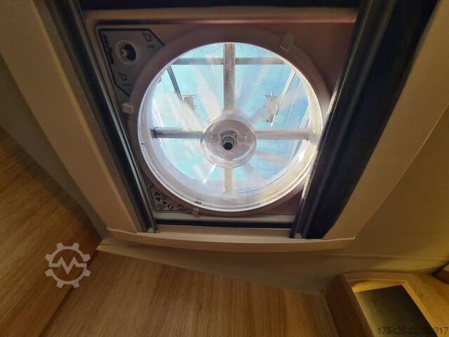 Halvintegrerad husbil KNAUS Sky Ti PLATINUM SELECTION 700 MEG *Care-Drive*