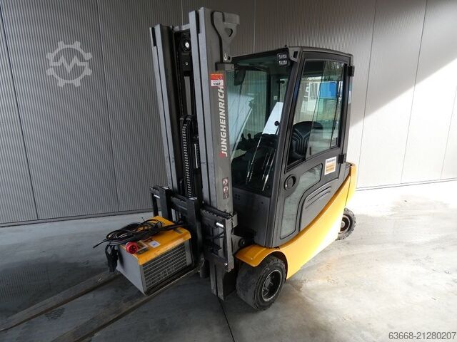 Electric 4-wheel forklift Jungheinrich EFG 320 Li