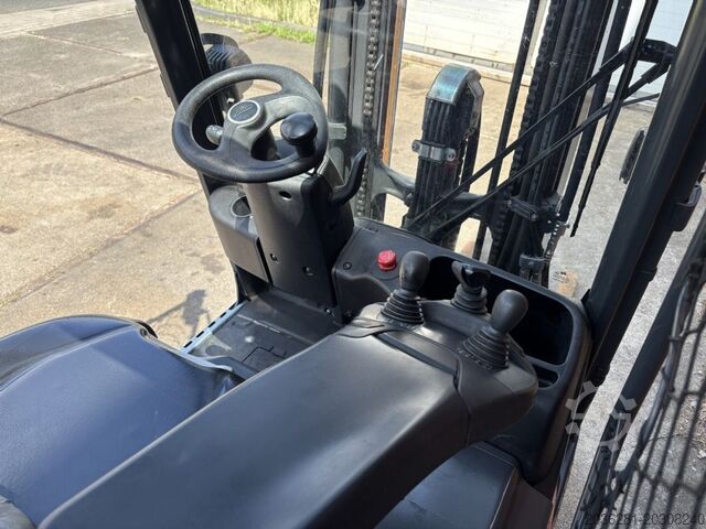 Stivuitor electric cu 3 roți Linde E14-02