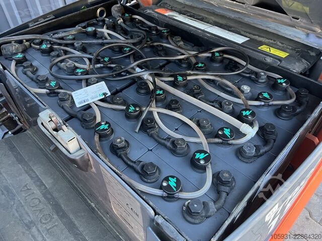 Carrello elevatore elettrico a 3 ruote Toyota 8FBE15T