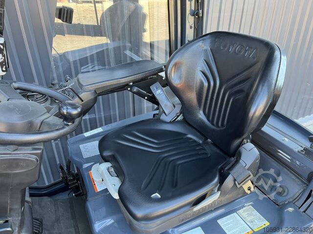 Carrello elevatore elettrico a 3 ruote Toyota 8FBE15T