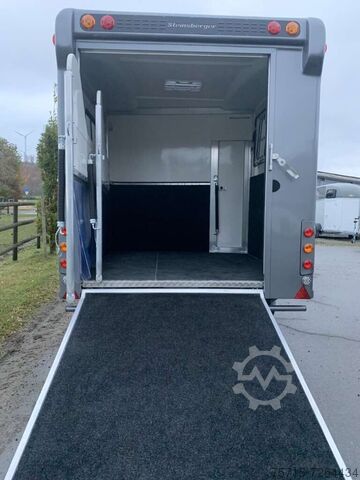 Horse trailer  Steinsberger 2-3 Pferde + Wohnabteil