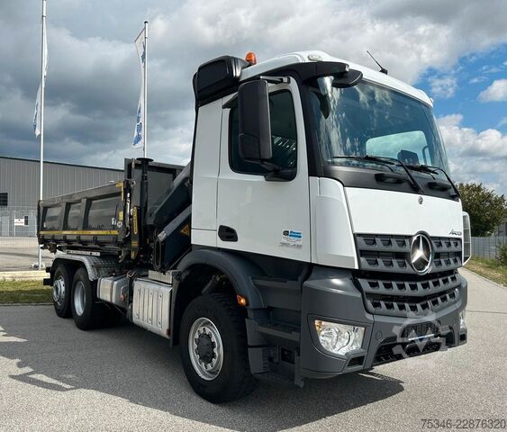 Veokile paigaldatud kraana MERCEDES-BENZ Arocs 2545 Kipper/Kran/6x4-4/Lenkachse/128 tkm