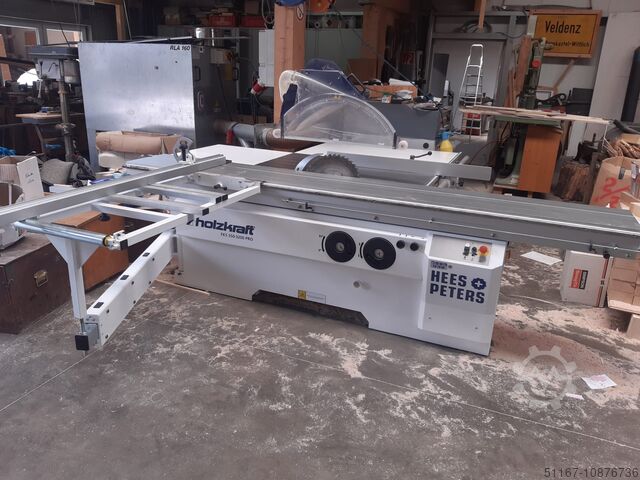 Heavy duty sliding table saw with scoring device 