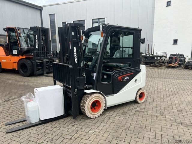 Elektrische vorkheftruck met 4 wielen Bobcat B35NS