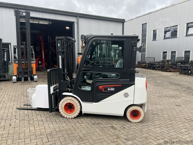 Elektrische vorkheftruck met 4 wielen Bobcat B35NS