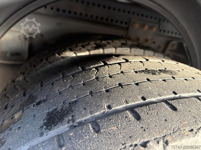 Mala DAF LF 45.180 + euro 5 + 12ton + 5.58m box + lift