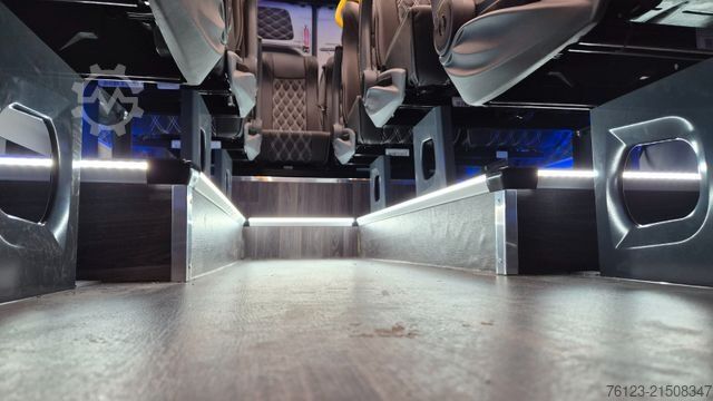 Minibuss MERCEDES-BENZ 519  Allrad 4 x 4 Lagerfahrzeug Stock 20 Sitzer