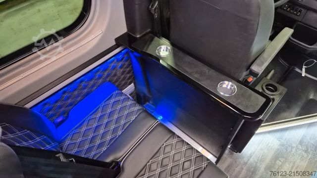 Minibuss MERCEDES-BENZ 519  Allrad 4 x 4 Lagerfahrzeug Stock 20 Sitzer