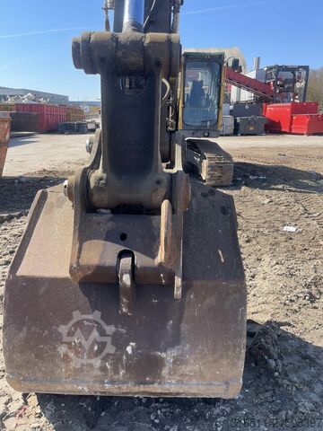 حفارة مجنزرة Volvo EC240B NCL