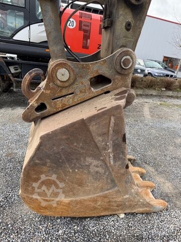 حفارة مجنزرة Volvo EC240B NCL