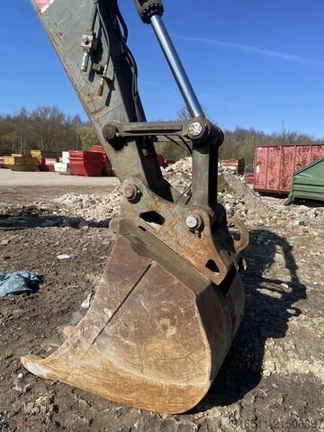 حفارة مجنزرة Volvo EC240B NCL