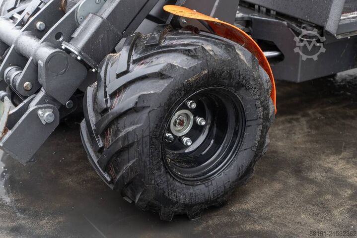 Mini utovarivač Castloaders 825D