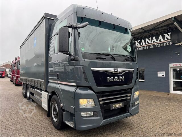 Autocarro con pianale e telone MAN 26.470 XXL TGX  Mitnahmestapler Moffett M4 NX