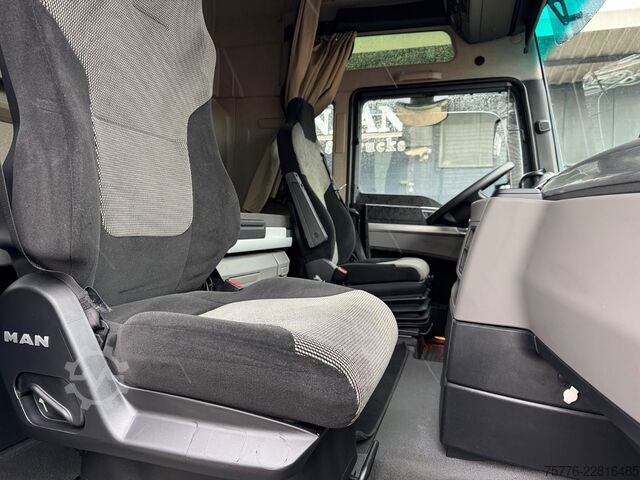 Autocarro con pianale e telone MAN 26.470 XXL TGX  Mitnahmestapler Moffett M4 NX