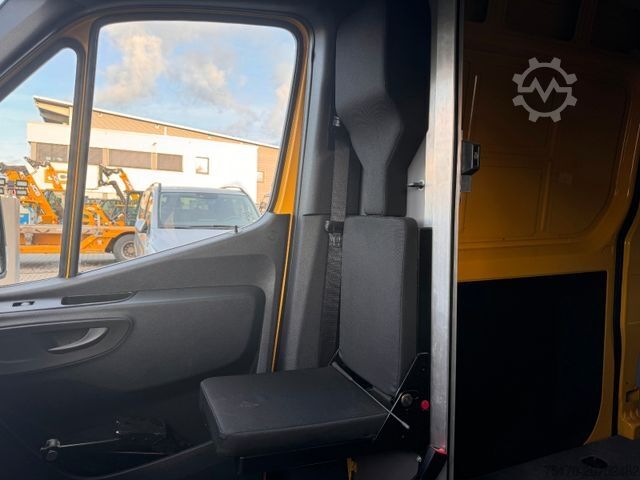 Skåpbil MERCEDES-BENZ eSprinter 312 DHL Regal KEP-Ausbau