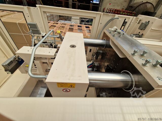 Línea de moldeo por inyección KraussMaffei 110/750 CX