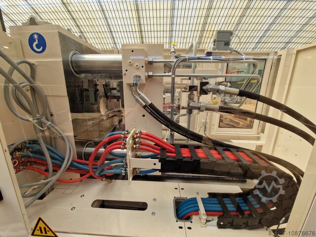 Línea de moldeo por inyección KraussMaffei 110/750 CX