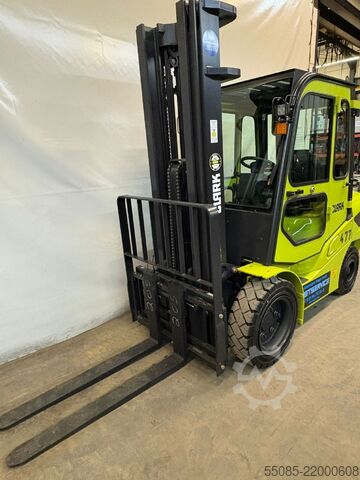 Empilhadeira diesel Clark GTS30D