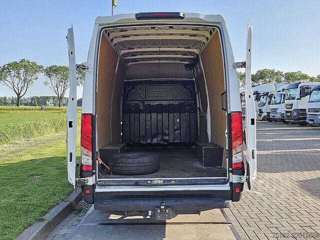 ऊंची छत वाला स्टेशन वैगन IVECO DAILY