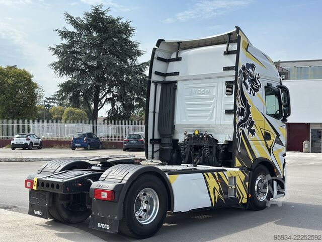 стандартен влекач Iveco S-WAY 570