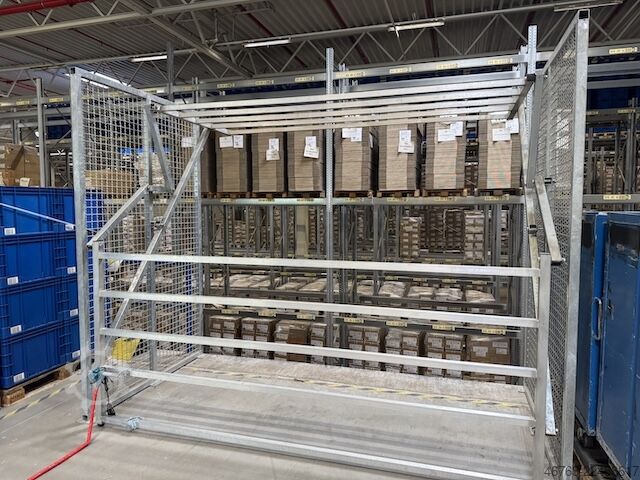 Pallet transfer station Stow Sicherheitsschleuse