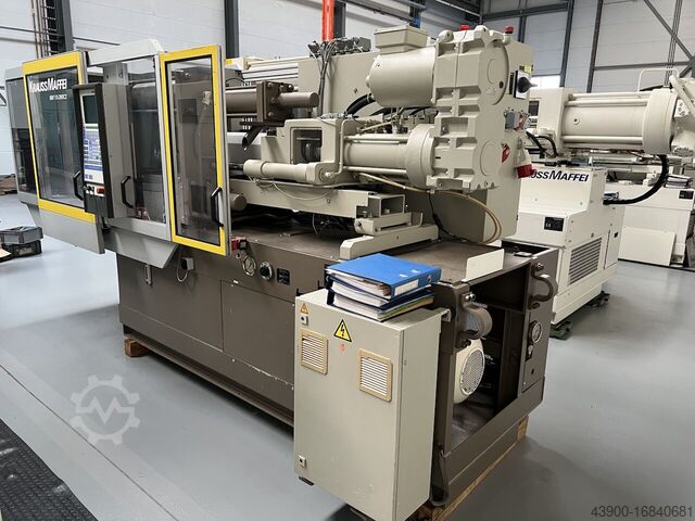 Injection molding machine KraussMaffei KM 110 - 390 C2