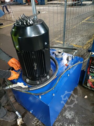 Hydraulic Press + weightless manipulator MUNARRIZ