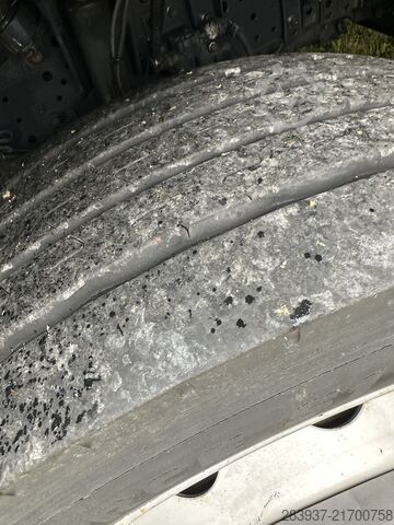Kamion me platformë dhe tendë IVECO Stralis AT