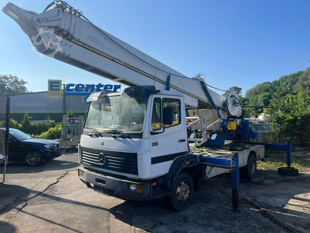 Camion équipé d'une grue MERCEDES-BENZ 814 Dachdeckerkran Klaas 28-7 28Meter Fernbedien