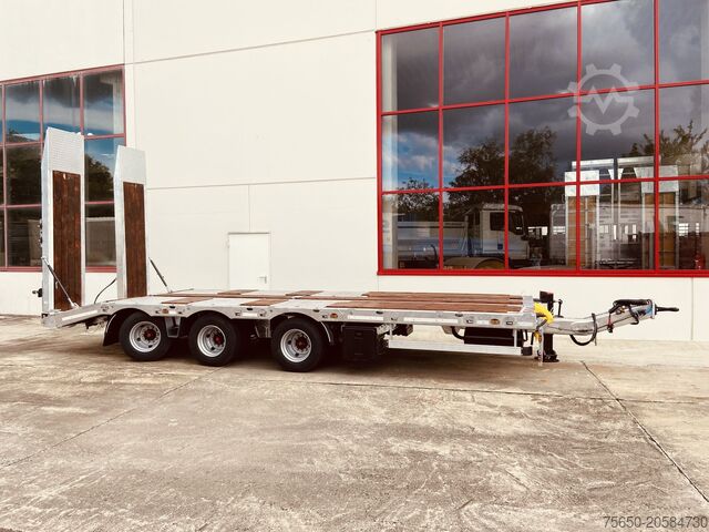 Low loader trailer Möslein TT 31 31 t GG Tridem- Tieflader 3 Achs, gelenktNeufahrzeug