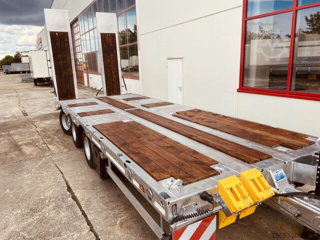 Low loader trailer Möslein TT 31  31 t GG Tridem- Tieflader 3 Achs, gelenktNeufahrzeug